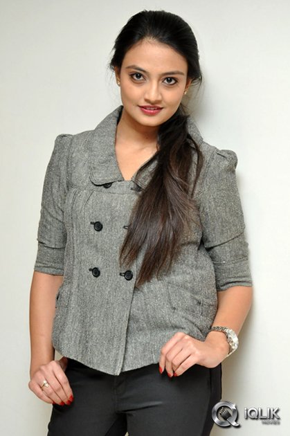 Nikitha-Narayan-at-Solo-Art-Show-to-Support-Pratyusha-Foundation